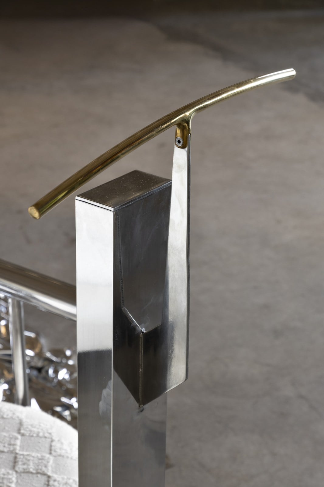 Cadeira Jack — detalhe em latão