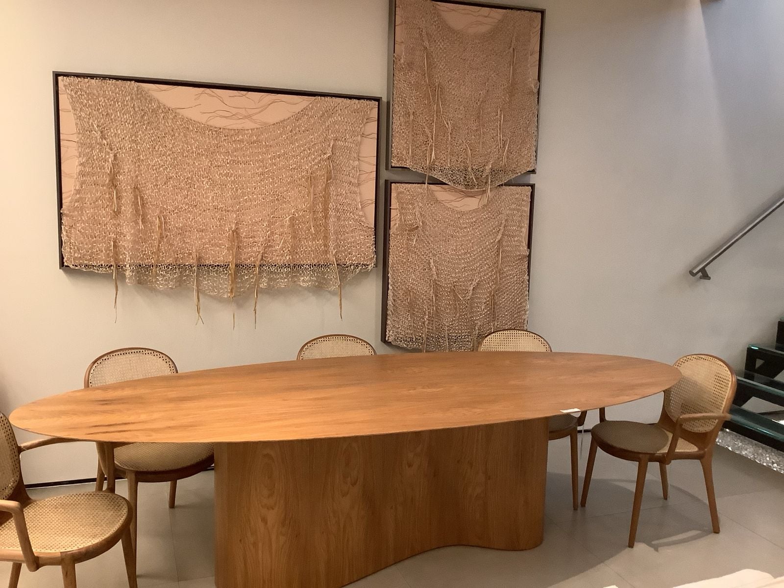 Mesa Jantar Bhora Oval