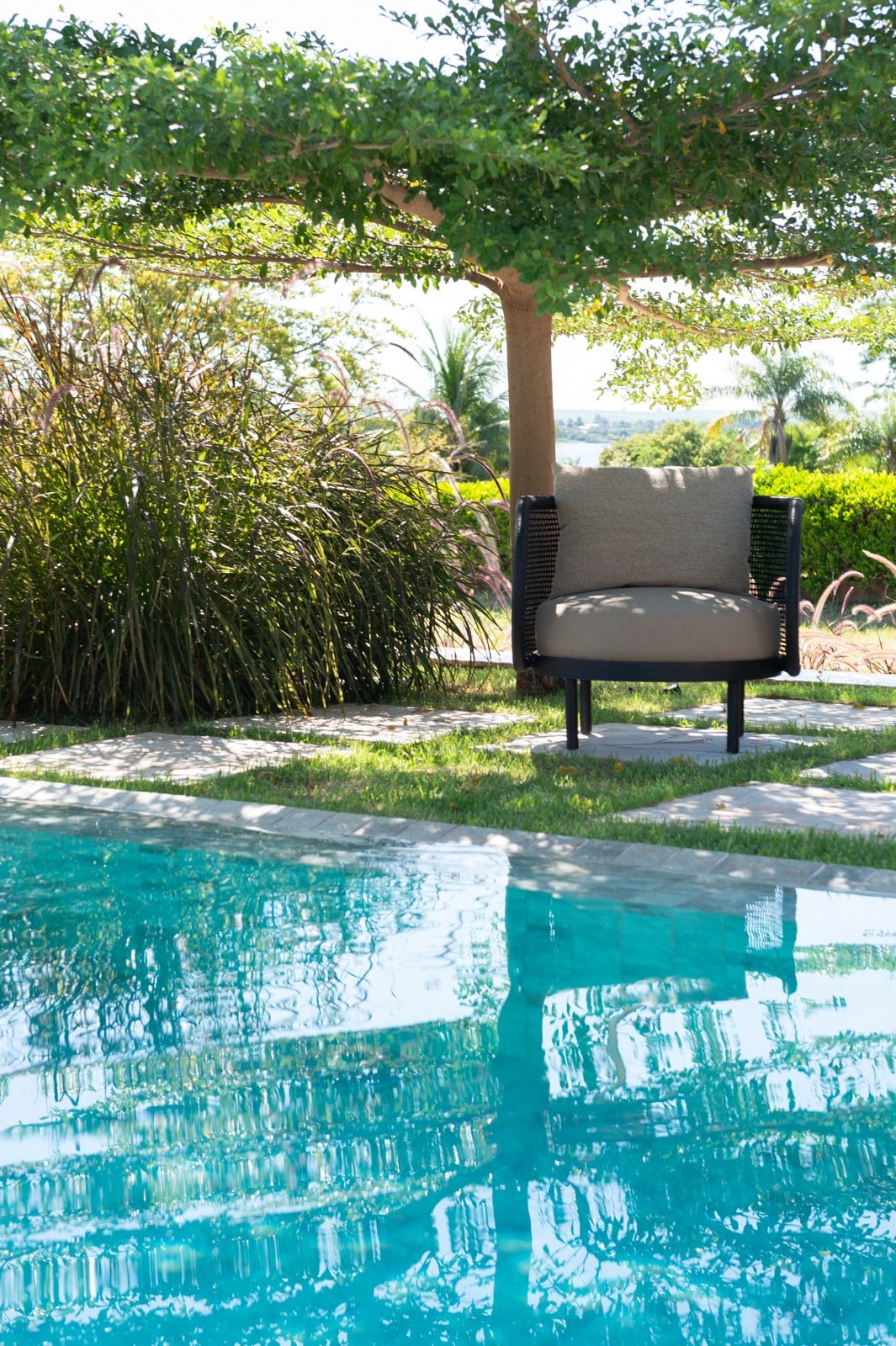 Poltrona Cumbuco à beira da piscina