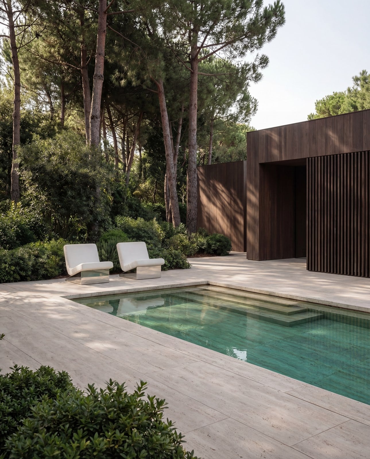Poltronas Lev à beira da piscina
