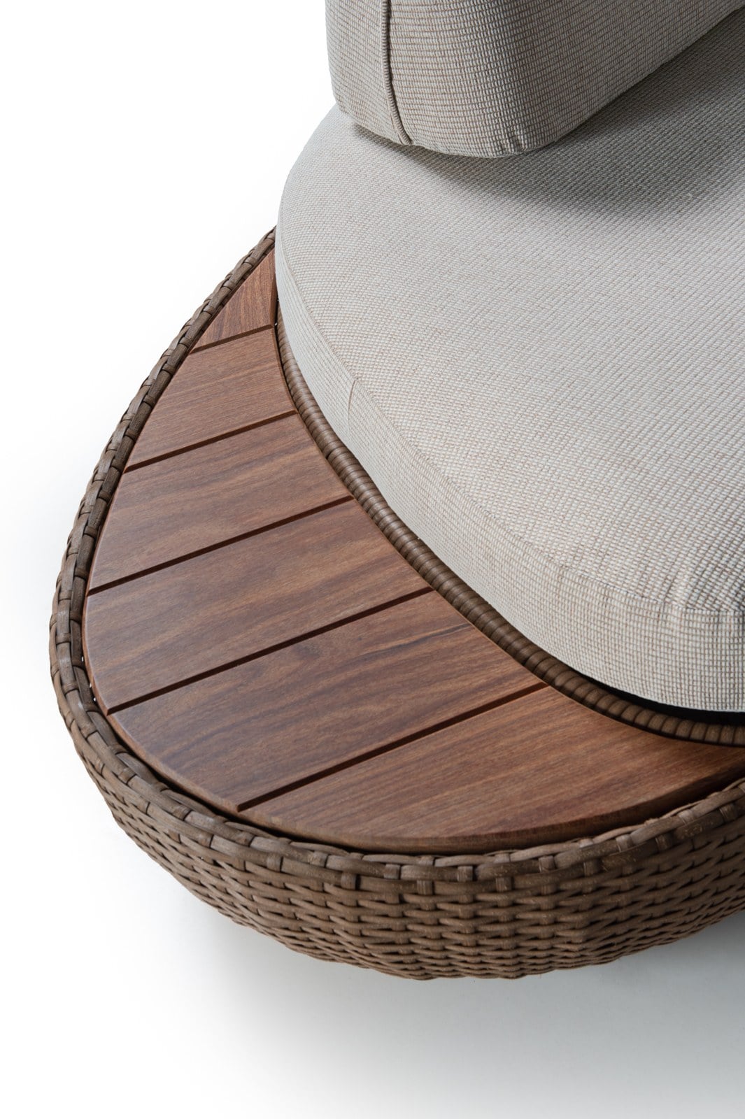 Menduim — detalhe da mesa lateral em cumaru