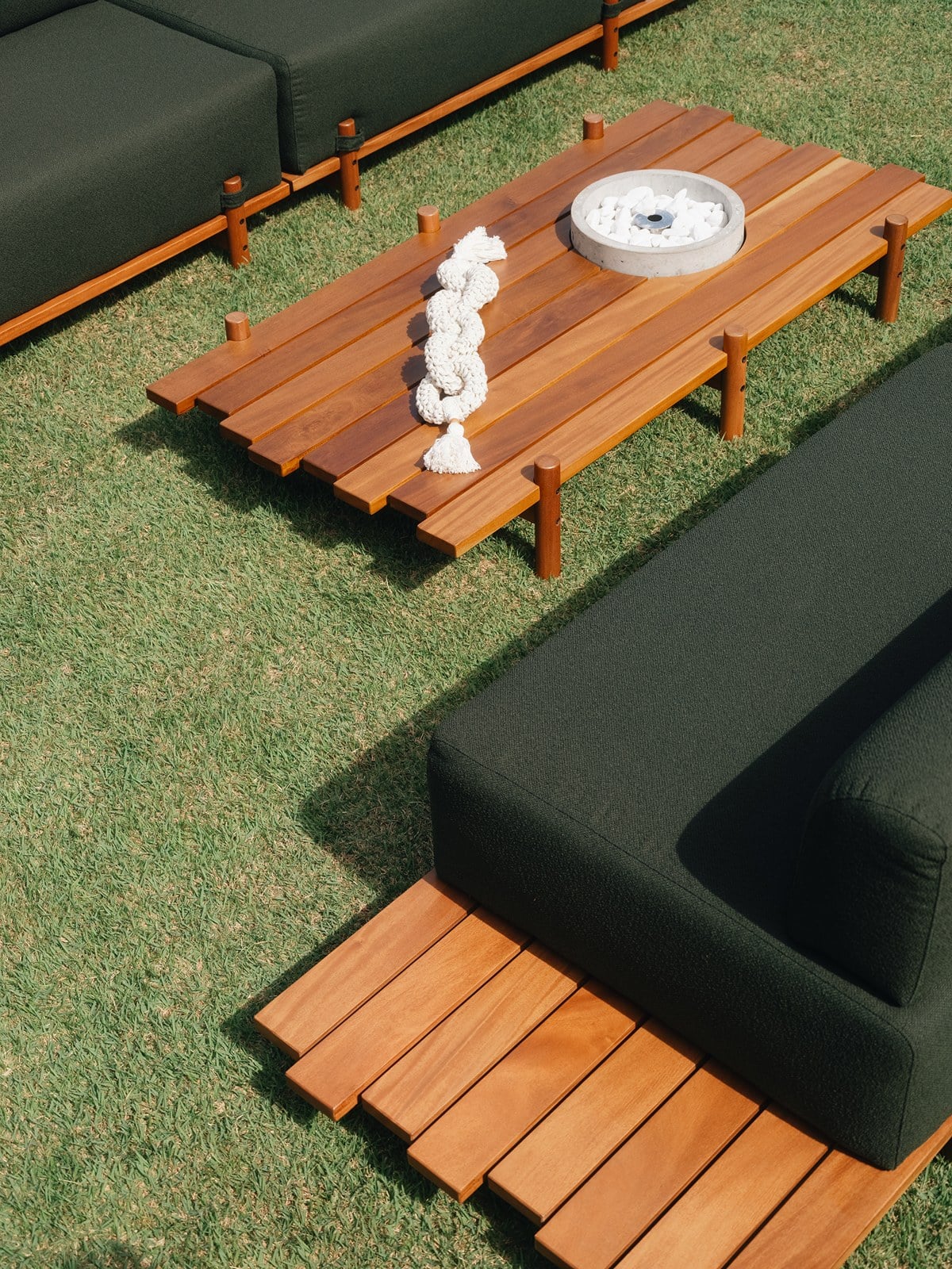 Sofá Trapiche com o módulo central e a mesa de centro — ambiente